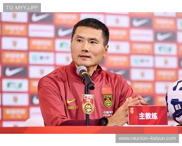 中国足球迎来新挑战 国家队新主帅首次亮相展望未来发展